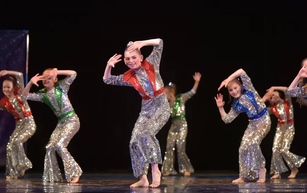 俄罗斯圣彼得堡2019年6月16日在公开的创意晚会 一个身着闪亮服装 迪斯科风格的儿童舞蹈团的表演 — 图库照片