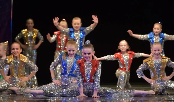 Russland Petersburg 2019 Auftritt Einer Kindertanzgruppe Glänzenden Kostümen Stil Der — Stockfoto