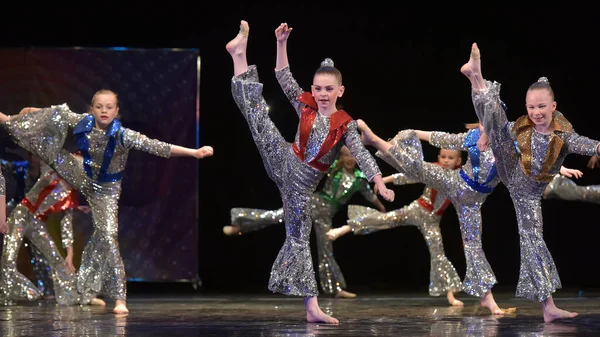 Russia San Pietroburgo 2019 Spettacolo Gruppo Danza Bambini Costumi Luccicanti — Foto Stock