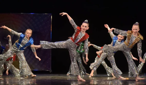 Rusia San Petersburgo 2019 Actuación Grupo Danza Infantil Trajes Brillantes —  Fotos de Stock
