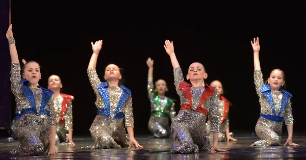 Rússia São Petersburgo 2019 Desempenho Grupo Dança Infantil Trajes Brilhantes — Fotografia de Stock