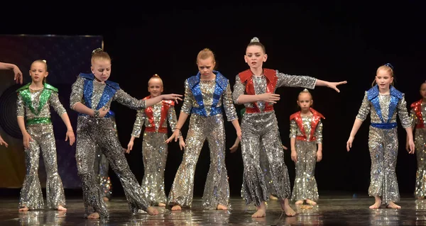 Rosja Sankt Petersburg 2019 Wykonanie Dziecięcej Grupy Tanecznej Lśniących Kostiumach — Zdjęcie stockowe