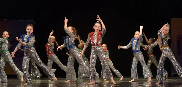 Ryssland Petersburg 2019 Framförande Dansgrupp För Barn Skinande Kostymer Stil — Stockfoto