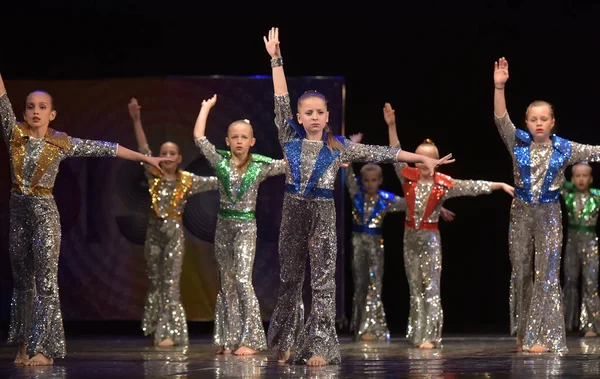 Russland Petersburg 2019 Auftritt Einer Kindertanzgruppe Glänzenden Kostümen Stil Der — Stockfoto