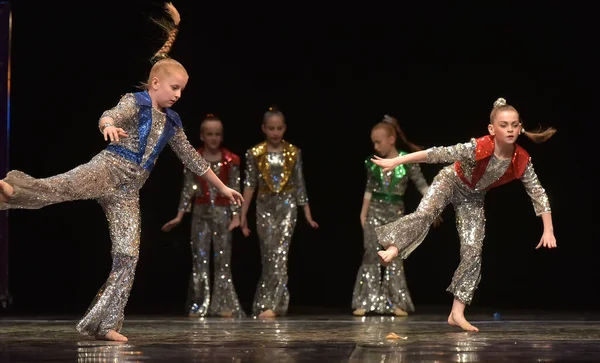 Россия Санкт Петербург 2019 Выступление Детской Танцевальной Группы Блестящих Костюмах — стоковое фото