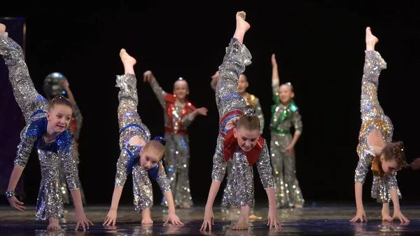 Rusya Petersburg 2019 Parlak Kostümlü Bir Çocuk Dans Grubunun Açık — Stok fotoğraf