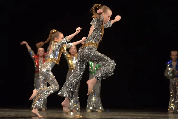 Ryssland Petersburg 2019 Framförande Dansgrupp För Barn Skinande Kostymer Stil — Stockfoto