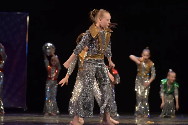 Russland Petersburg 2019 Auftritt Einer Kindertanzgruppe Glänzenden Kostümen Stil Der — Stockfoto