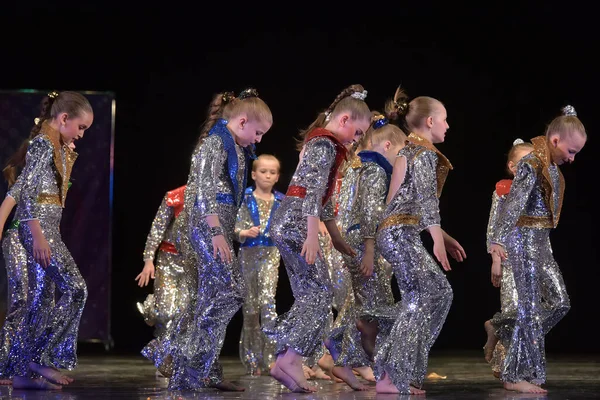 Russland Petersburg 2019 Auftritt Einer Kindertanzgruppe Glänzenden Kostümen Stil Der — Stockfoto