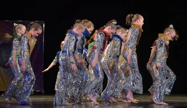 Russland Petersburg 2019 Auftritt Einer Kindertanzgruppe Glänzenden Kostümen Stil Der — Stockfoto