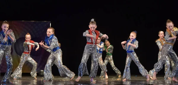 Rusland Petersburg 2019 Optreden Van Een Kinderdansgroep Glimmende Kostuums Stijl — Stockfoto