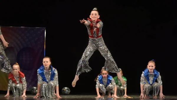 Ryssland Petersburg 2019 Framförande Dansgrupp För Barn Skinande Kostymer Stil — Stockfoto