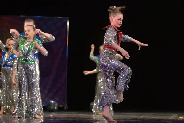 Russia San Pietroburgo 2019 Spettacolo Gruppo Danza Bambini Costumi Luccicanti — Foto Stock