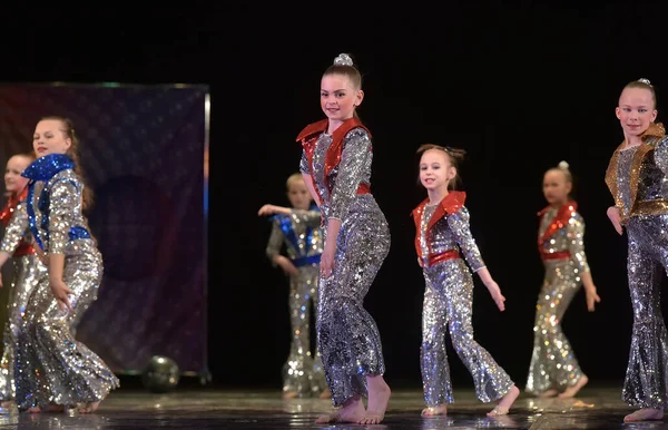 Russia San Pietroburgo 2019 Spettacolo Gruppo Danza Bambini Costumi Luccicanti — Foto Stock
