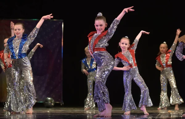 Russia San Pietroburgo 2019 Spettacolo Gruppo Danza Bambini Costumi Luccicanti — Foto Stock