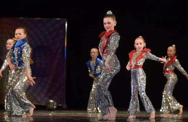 Russland Petersburg 2019 Auftritt Einer Kindertanzgruppe Glänzenden Kostümen Stil Der — Stockfoto