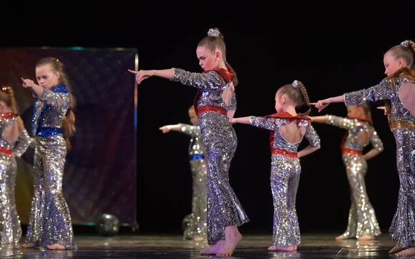 Rusya Petersburg 2019 Parlak Kostümlü Bir Çocuk Dans Grubunun Açık — Stok fotoğraf