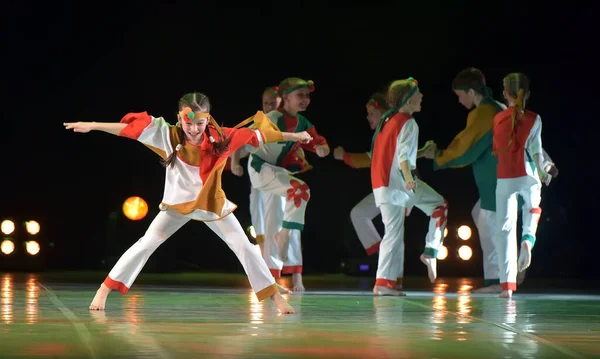 Rusland Petersburg 2019 Optreden Van Een Kinderdansgroep Russische Kostuums Moderne — Stockfoto