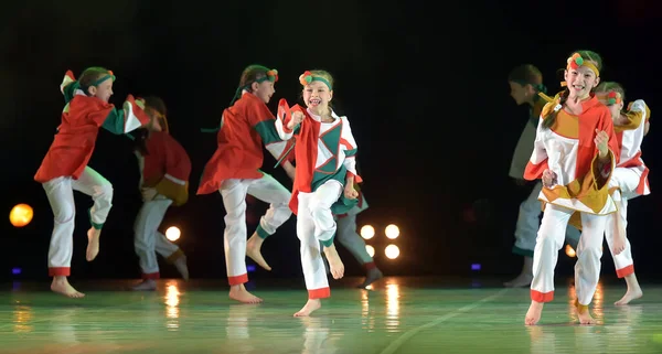 Rosja Sankt Petersburg 2019 Wykonanie Dziecięcej Grupy Tanecznej Rosyjskich Kostiumach — Zdjęcie stockowe