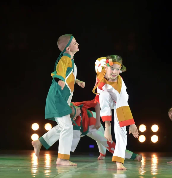 ロシア サンクトペテルブルク16 2019ロシアの衣装で子供のダンスグループのパフォーマンス 創造性のオープンフェスティバルでのモダンダンス White Nights — ストック写真