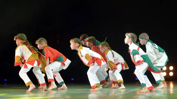Rusya Petersburg 2019 Rus Kostümlü Bir Çocuk Dans Grubunun Performansı — Stok fotoğraf