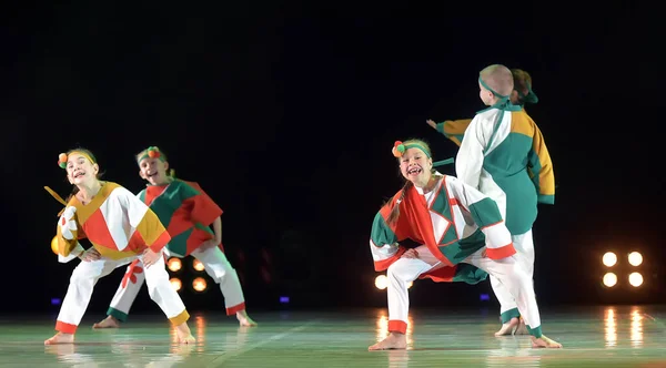 俄罗斯圣彼得堡2019年6月16日一个身着俄罗斯服装的儿童舞蹈团在公开的创意节 上表演现代舞蹈 — 图库照片