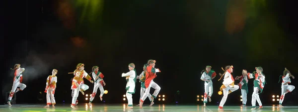 Russland Petersburg 2019 Auftritt Einer Kindertanzgruppe Russischen Kostümen Moderner Tanz — Stockfoto