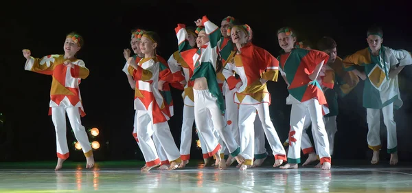 Ρωσία Αγία Πετρούπολη 2019 Παράσταση Παιδικής Χορευτικής Ομάδας Ρωσικά Κοστούμια — Φωτογραφία Αρχείου