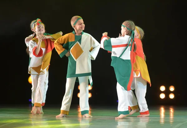 Россия Санкт Петербург 2019 Выступление Детской Танцевальной Группы Русских Костюмах — стоковое фото