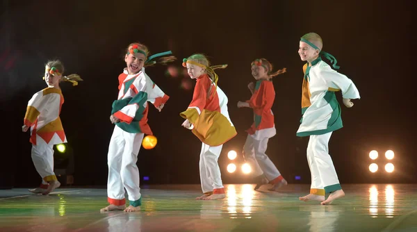 Rusia San Petersburgo 2019 Actuación Grupo Danza Infantil Trajes Rusos —  Fotos de Stock