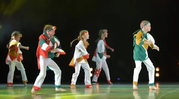 Russland Petersburg 2019 Auftritt Einer Kindertanzgruppe Russischen Kostümen Moderner Tanz — Stockfoto