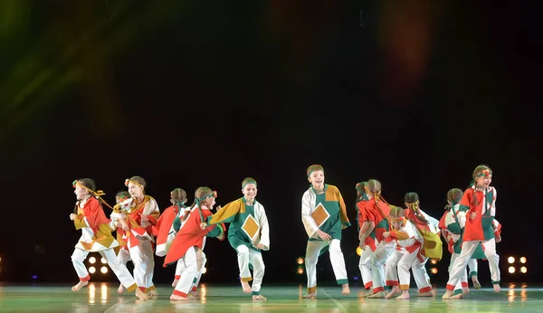 俄罗斯圣彼得堡2019年6月16日一个身着俄罗斯服装的儿童舞蹈团在公开的创意节 上表演现代舞蹈 — 图库照片