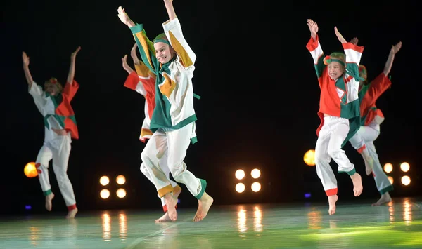 Ρωσία Αγία Πετρούπολη 2019 Παράσταση Παιδικής Χορευτικής Ομάδας Ρωσικά Κοστούμια — Φωτογραφία Αρχείου
