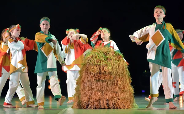 Rusia San Petersburgo 2019 Actuación Grupo Danza Infantil Trajes Rusos — Foto de Stock