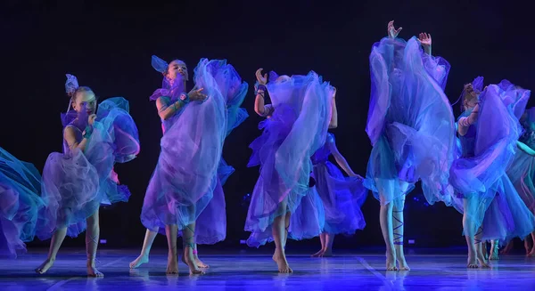 ロシア サンクトペテルブルク16 2019子供ダンスグループバレエのパフォーマンス 創造性のオープンフェスティバルでの振付 White Nights — ストック写真