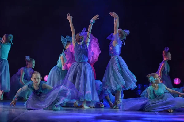 ロシア サンクトペテルブルク16 2019子供ダンスグループバレエのパフォーマンス 創造性のオープンフェスティバルでの振付 White Nights — ストック写真