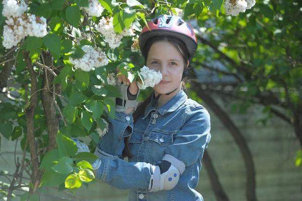 Ragazza Adolescente Pattinaggio Rotelle Tuta Jeans Casco Sicurezza — Foto Stock