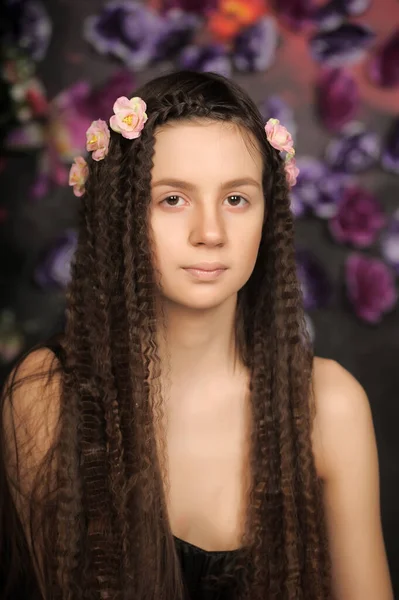 Dziewczyna Nastolatek Brunetka Portret Róże Fryzurę Kwiatowym Tle — Zdjęcie stockowe
