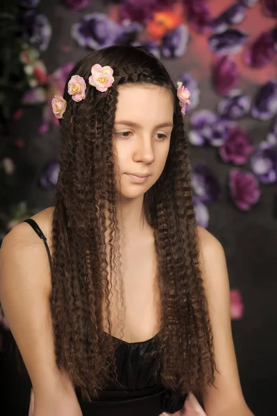 Menina Adolescente Morena Retrato Com Rosas Penteado Fundo Floral — Fotografia de Stock