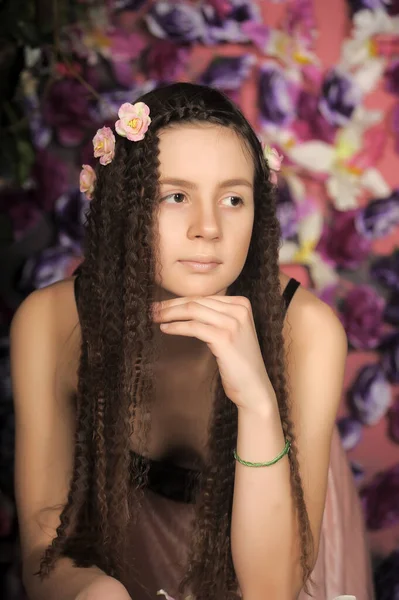 Genç Kız Esmer Portresi Çiçek Arkaplanda Saç Stili Güller — Stok fotoğraf