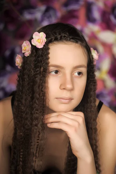 Портрет Брюнетки Девочки Розами Прическе Цветочном Фоне — стоковое фото
