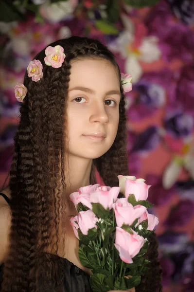 Dívka Teenager Brunetka Portrét Růžemi Účesu Květinovém Pozadí — Stock fotografie