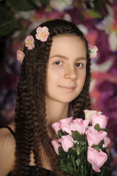 Chica Adolescente Morena Retrato Con Rosas Peinado Sobre Fondo Floral —  Fotos de Stock