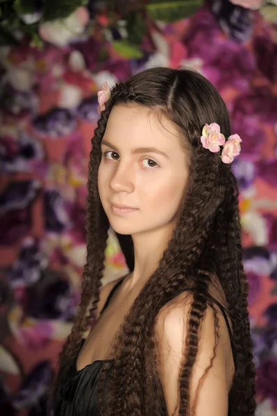 Menina Adolescente Morena Retrato Com Rosas Penteado Fundo Floral — Fotografia de Stock