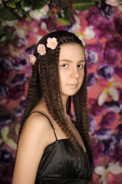 女の子ティーンブルネット肖像画とともにバラで髪型上の花の背景 — ストック写真