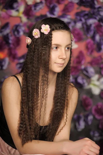 Girl Teenager Brunette Portrait Roses Hairstyle Floral Background — Stock Photo, Image