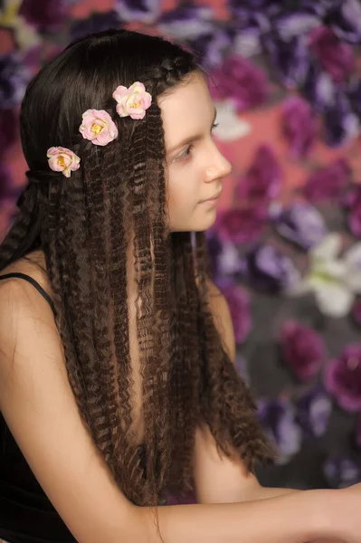 Chica Adolescente Morena Retrato Con Rosas Peinado Sobre Fondo Floral —  Fotos de Stock