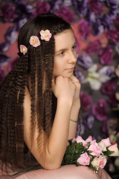 Menina Adolescente Morena Retrato Com Rosas Penteado Fundo Floral — Fotografia de Stock