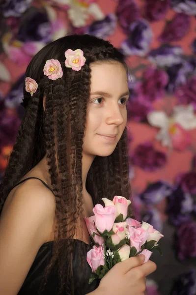 女の子ティーンブルネット肖像画とともにバラで髪型上の花の背景 — ストック写真