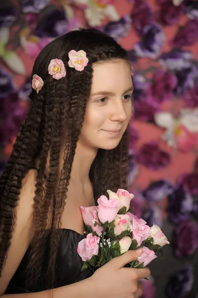 Menina Adolescente Morena Retrato Com Rosas Penteado Fundo Floral — Fotografia de Stock